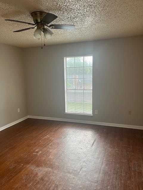 2nd image of 204 E Sycamore Ln