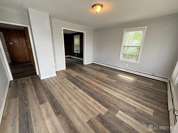 4th image of 52 Dane St