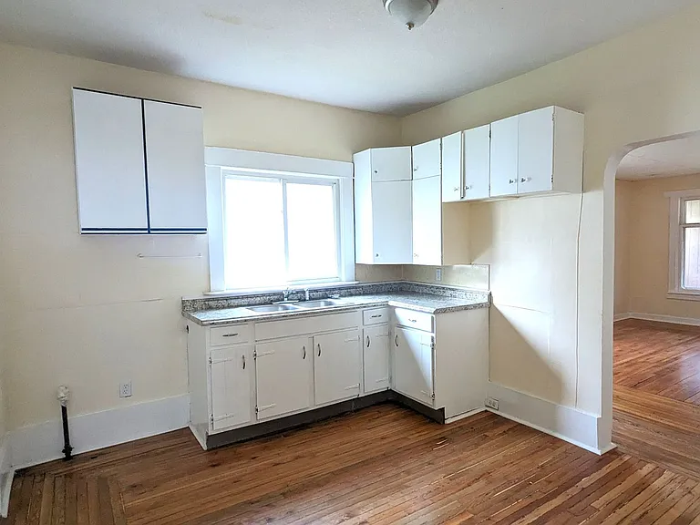 2404 Leahy St — Photo 4