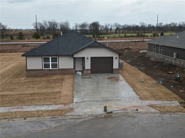 1102 Center Court Cir, Grove, OK 74344