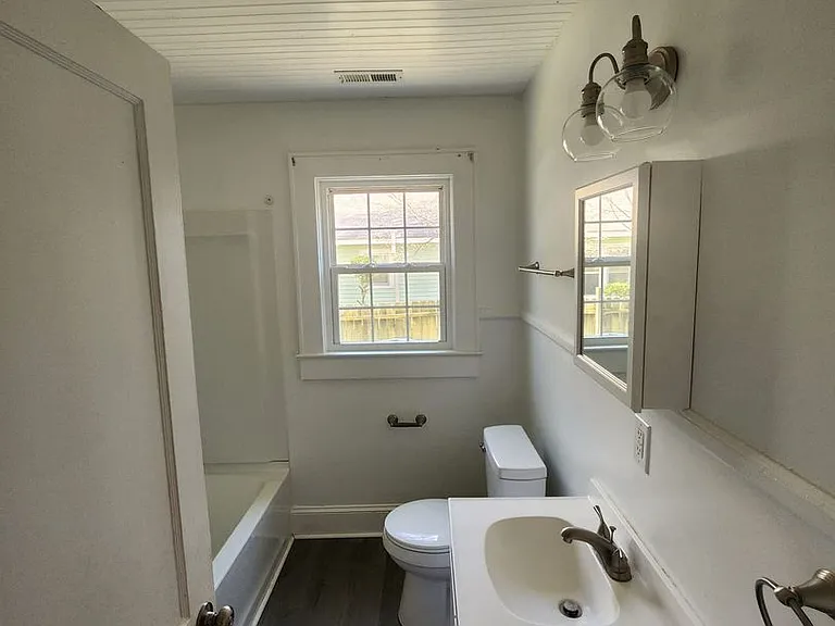 304 W 8th Ave — Photo 17