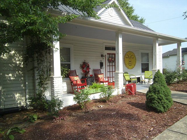 1st image of 907 Traver Ave