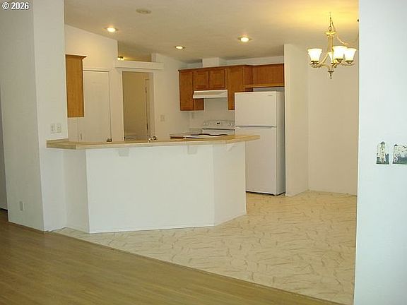 5th image of 691 Grandview St