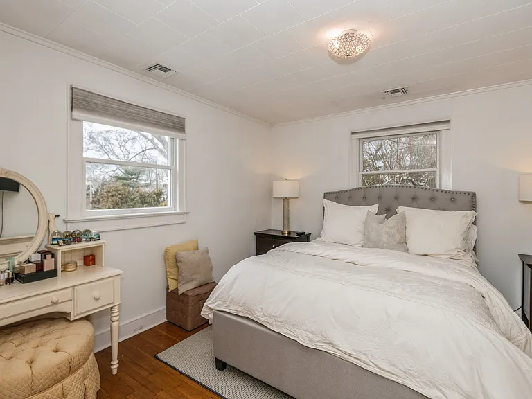 38 Parkway Dr — Photo 6