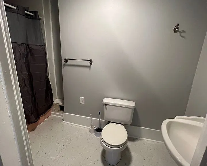 541 Lincoln Ave NW — Photo 2