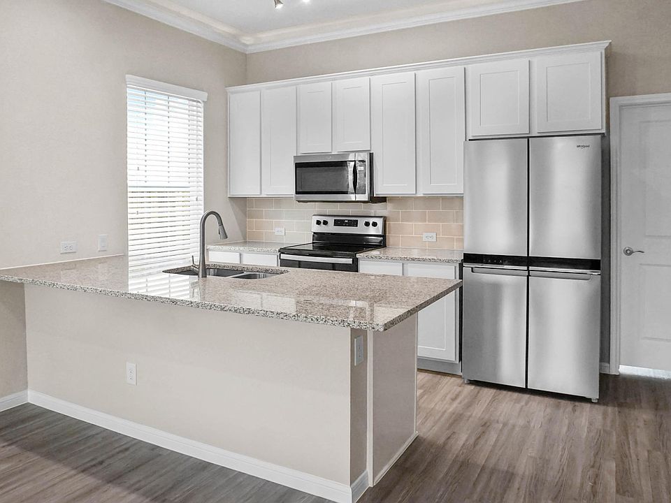 1st image of 9934 Crescent Cove Dr