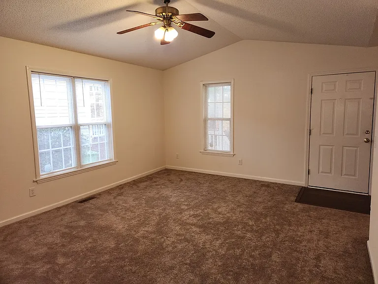 860 Darby St — Photo 6