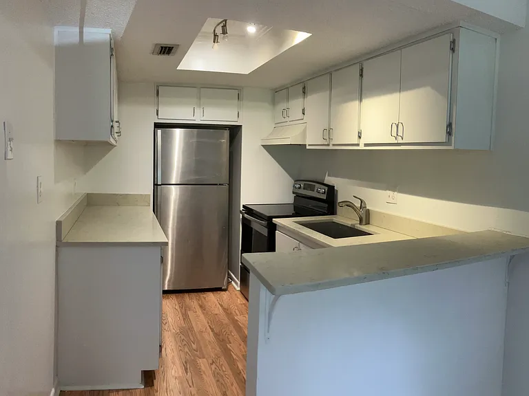 2203 S Ferncreek Ave #4 — Photo 2