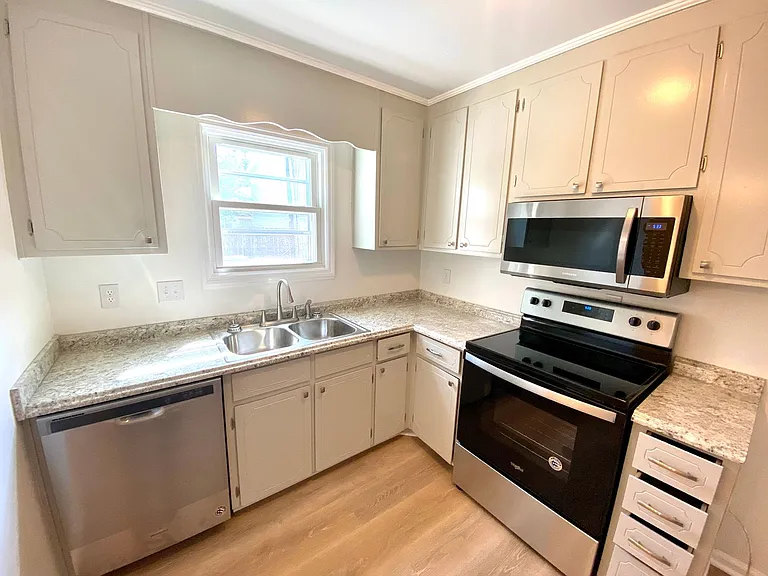 102 Picadilly Sq — Photo 8