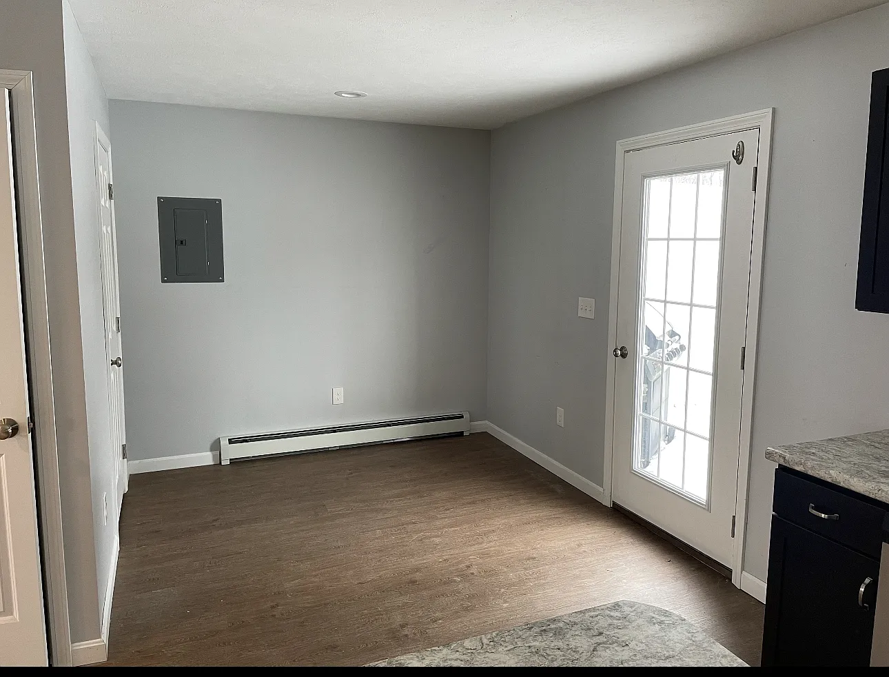 3 bed, 1.5 bath, 1100 sqft, $2,400 — Photo 3