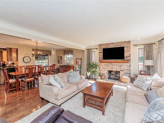 4th image of 2220 Valley View Dr