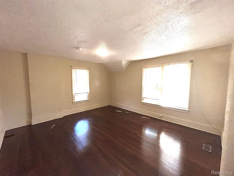 106 Geneva St — Photo 9