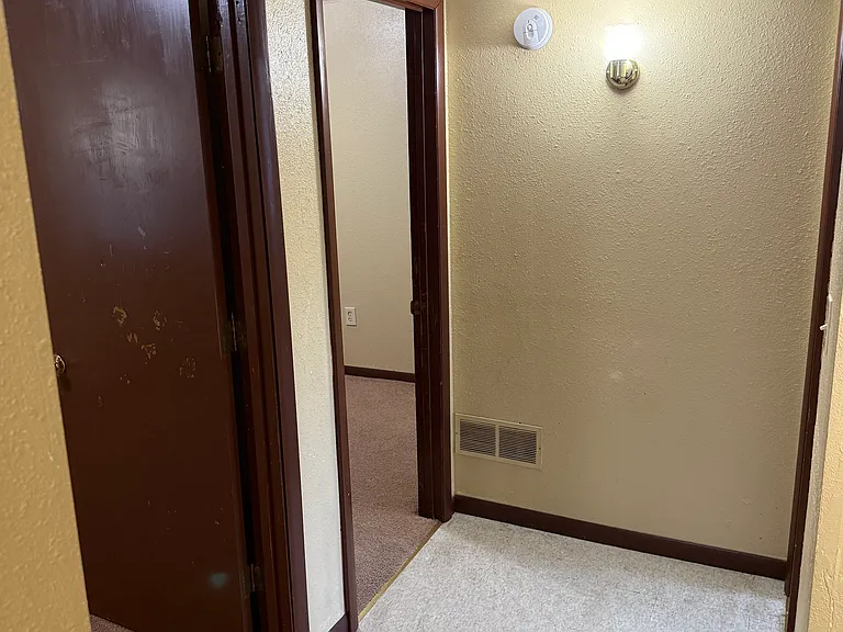 906 Brookside St — Photo 3