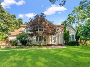 15 Bond Ln, Brookhaven, NY 11719