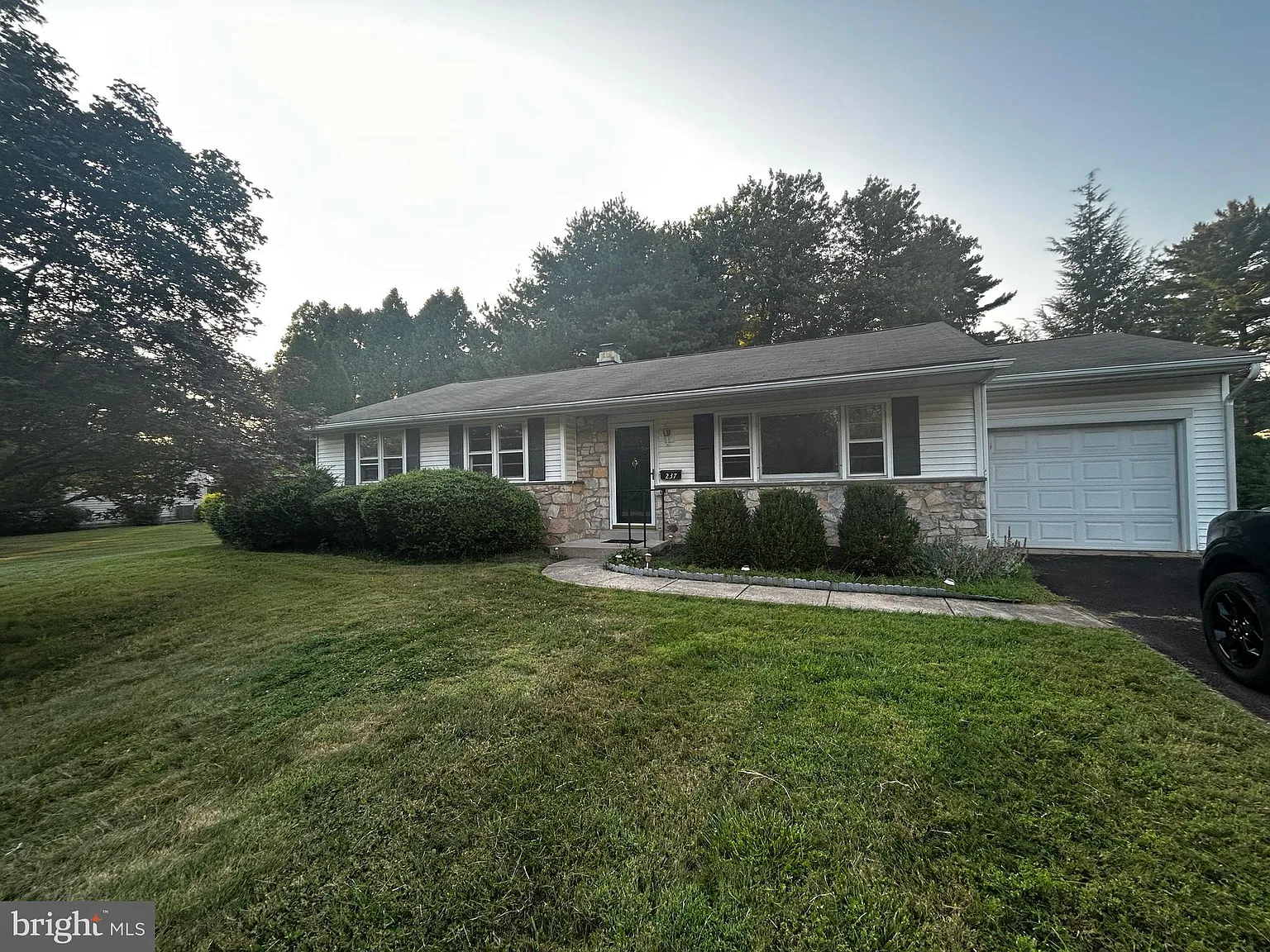 237 Woodlawn Dr photo 1