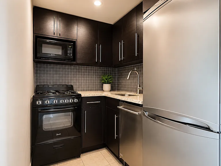175 W 12th St #17L — Photo 3