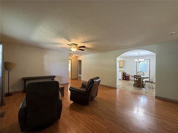 3rd image of 403 Lark Ln
