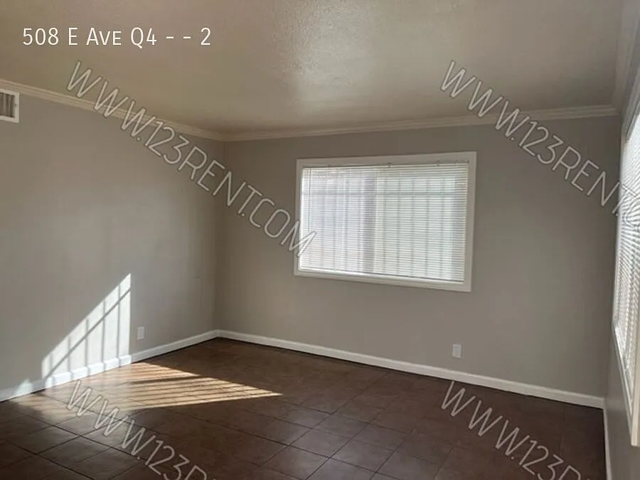 2BD/ 1BTH Apartment East Palmdale — Photo 3