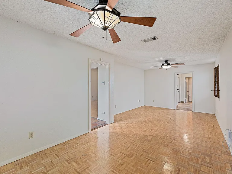8022 Scotland Yard — Photo 16