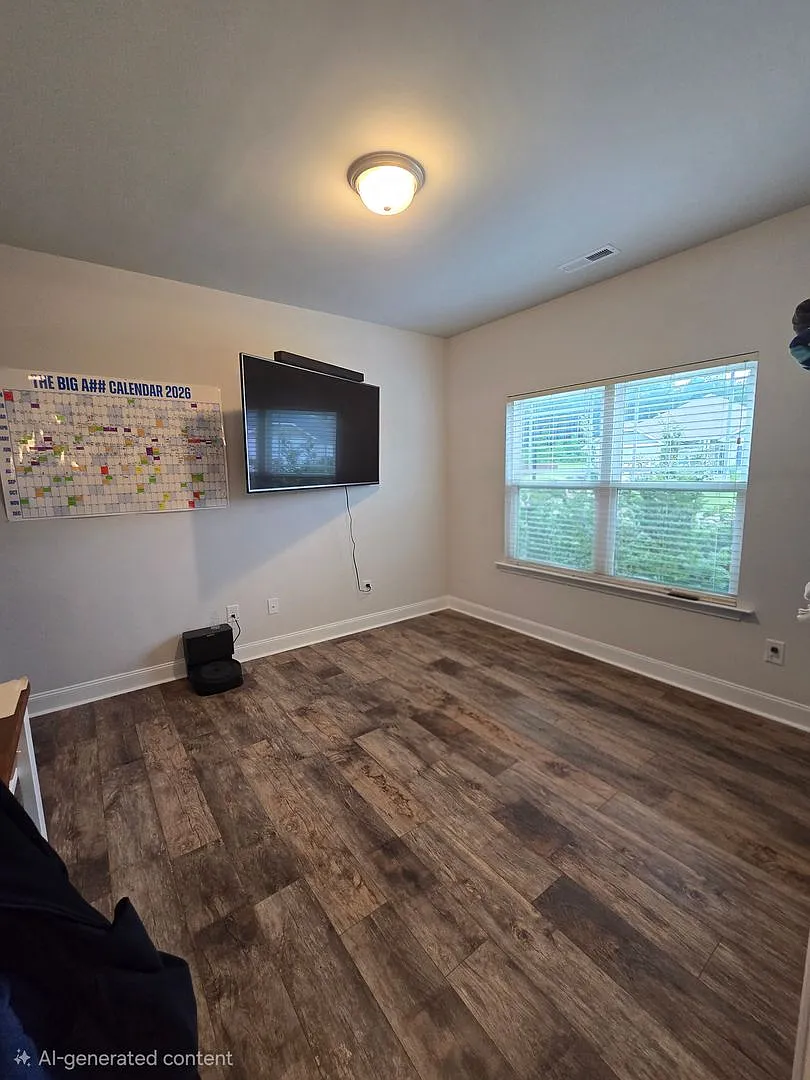 New Listing!! — Photo 3