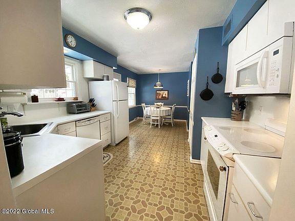 3rd image of 14 Oakwood Dr