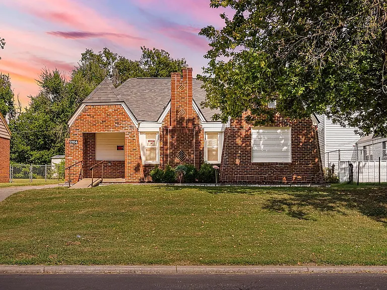 1704 Cairo Ave — Photo 1