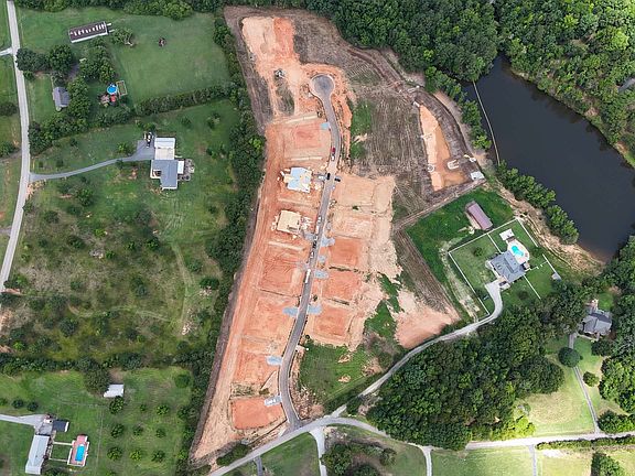3rd image of 635 Dusty Trail Rd