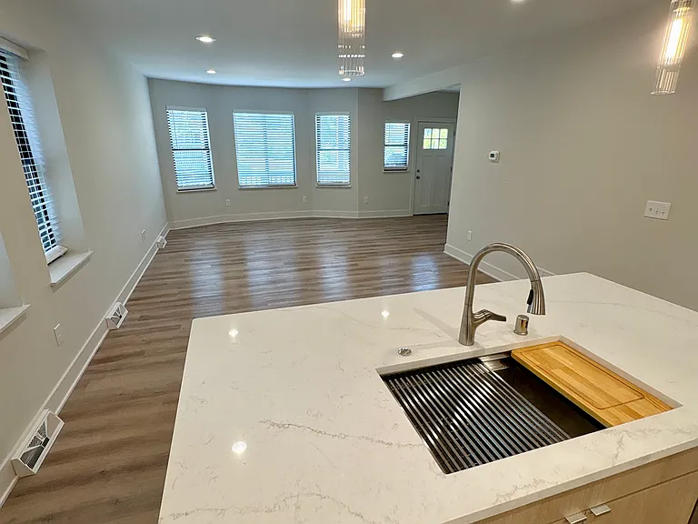 2212 N Cambridge Ave #2212 — Photo 4