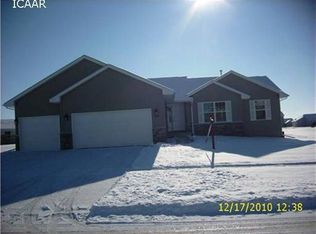 2060 Hillside Dr, Ely, IA 52227