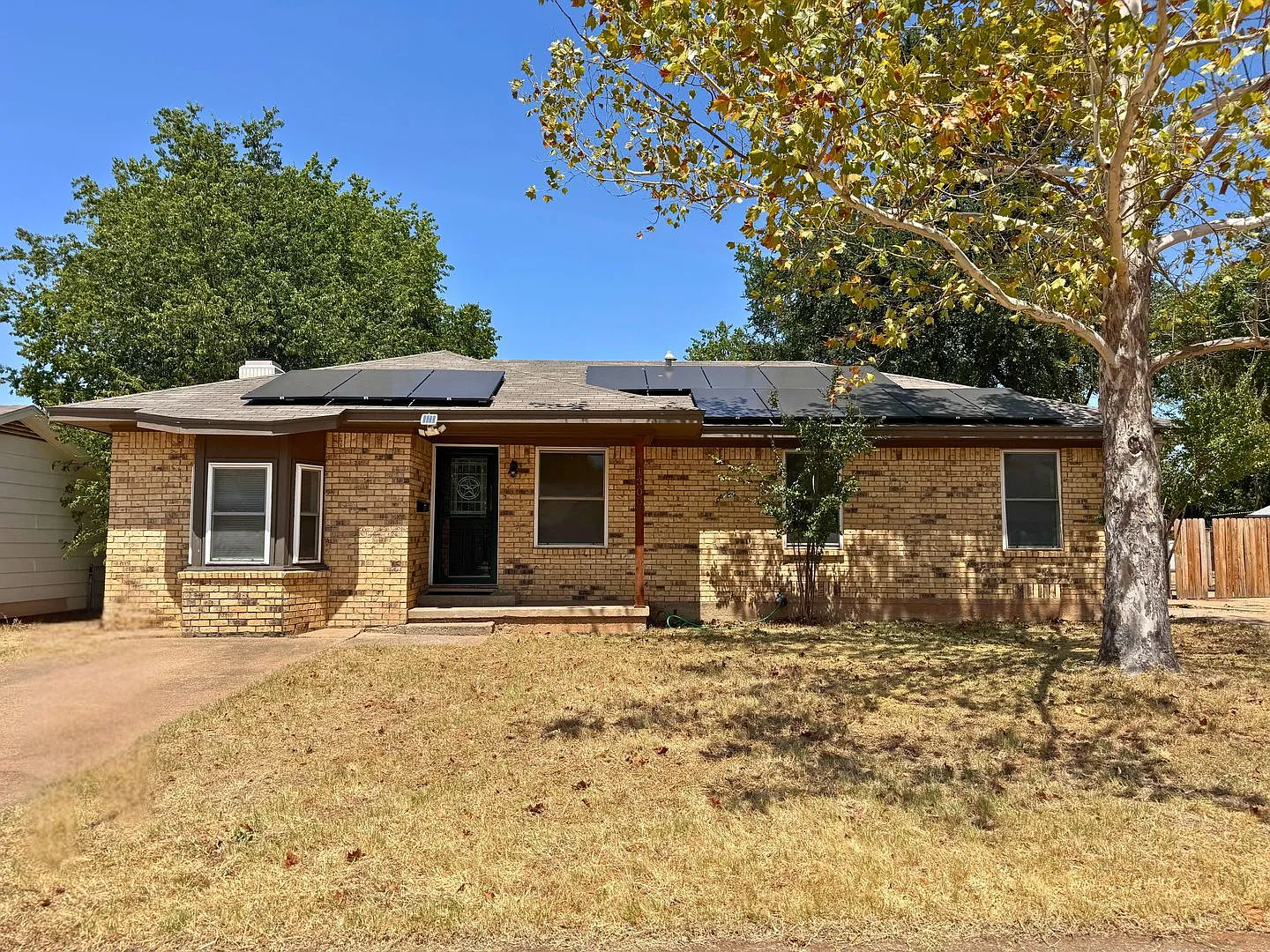 3 Bed 2 Bath Home In Ditto Heights With Solar Panels! — Photo 1
