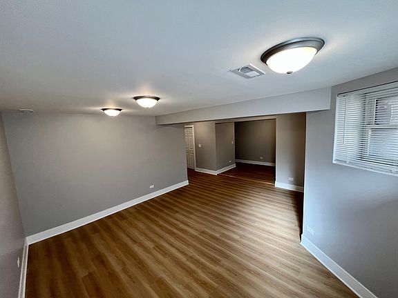 3rd image of 928 W Belle Plaine Ave #B