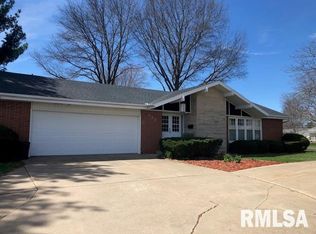 902 Candy Ln, Macomb, IL 61455