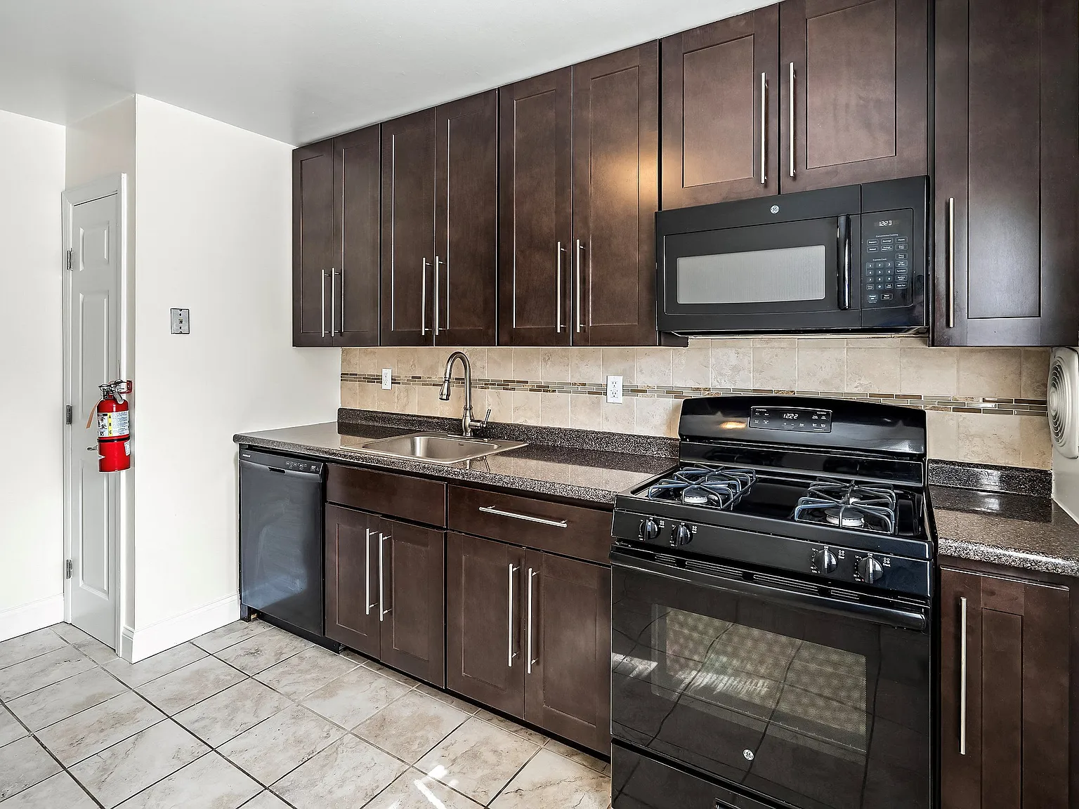 Clinton Manor Arms Apartments — Photo 3
