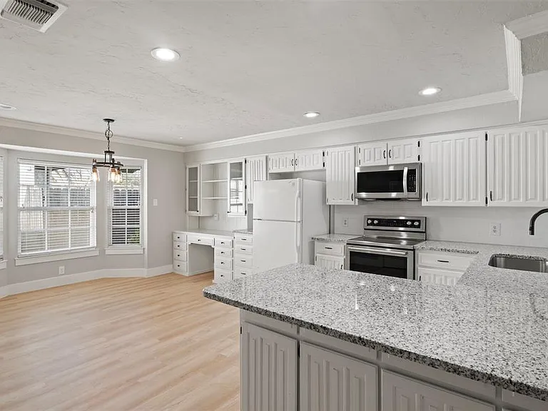 807 Salem Dr — Photo 6