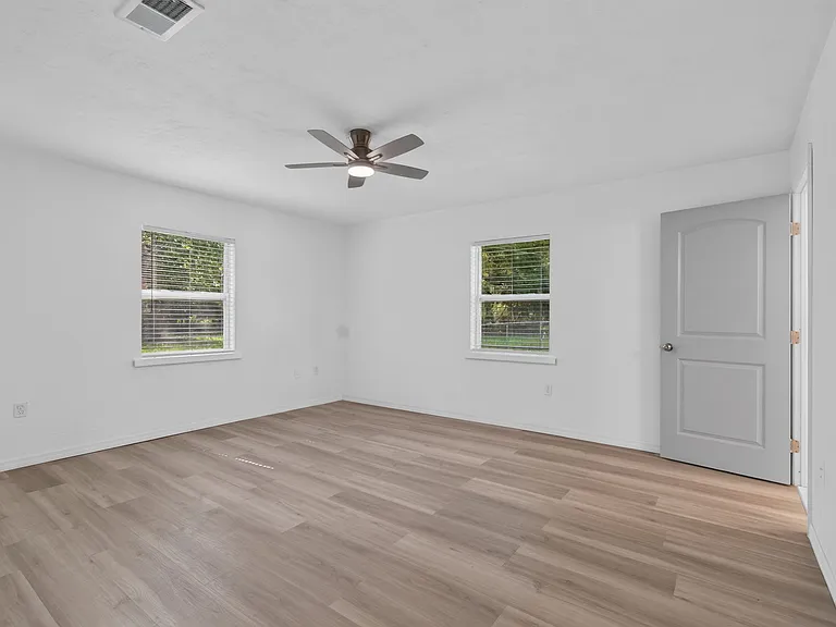 6821 NW 39th Ave — Photo 12