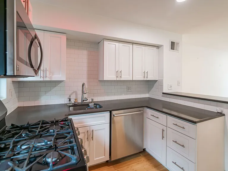 2107 Clymer St — Photo 4