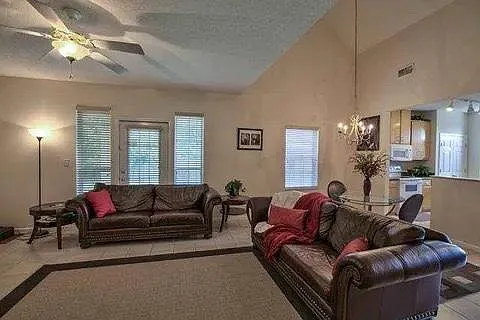 4 bed, 1567 sqft, $2,200 — Photo 2
