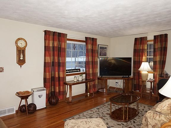 4th image of 11 Holly Ln