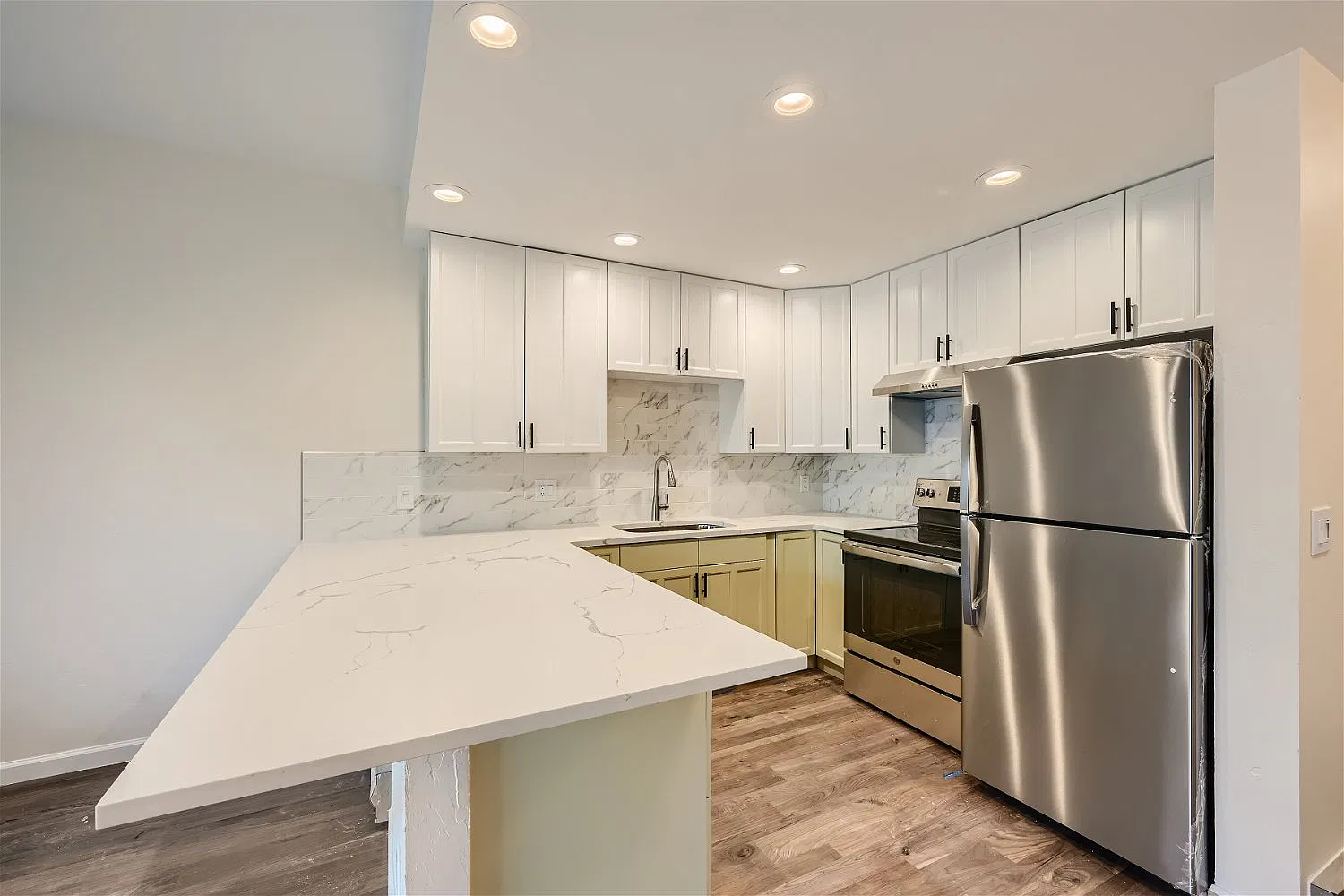 2 bed, 992 sqft, $3,800 — Photo 1