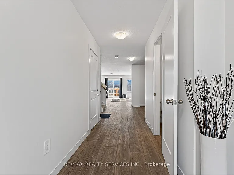 95 Queensbrook Cres — Photo 6