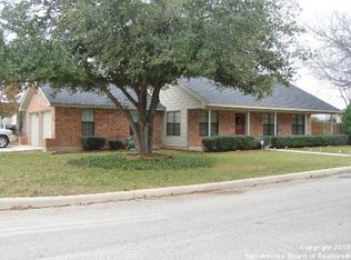 1008 Jasmine Dr, Floresville, TX 78114