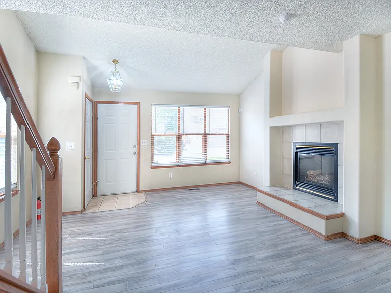 2540 Lyncrest Dr — Photo 3