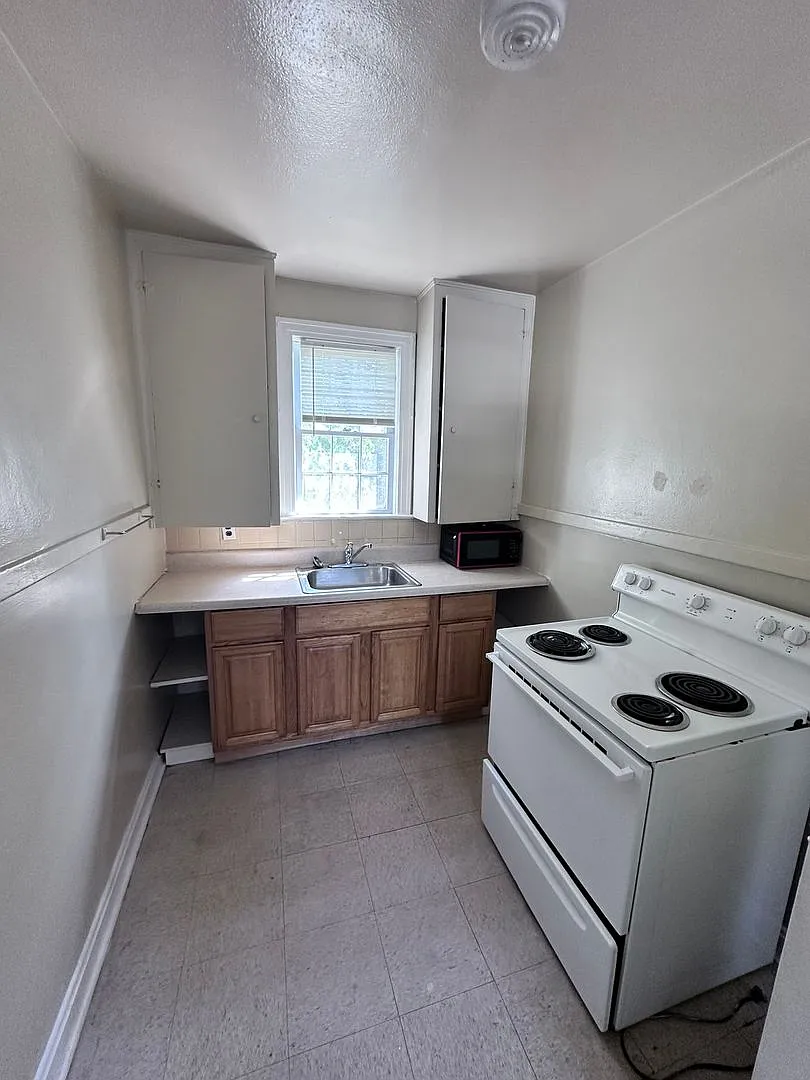 1267 McDuff Ave S 6 Plex — Photo 4