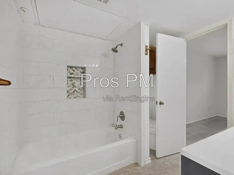 734 W Collins St — Photo 17