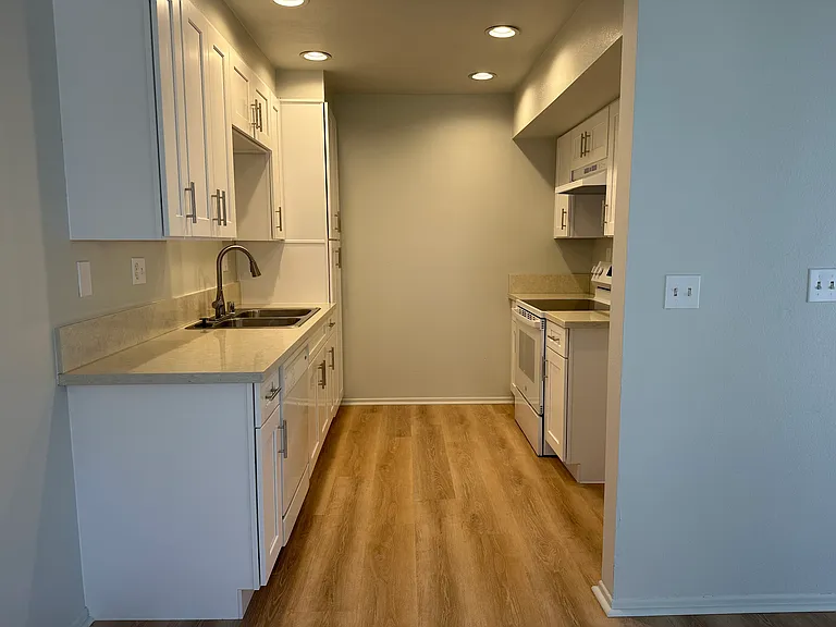23002 Village Dr — Photo 2