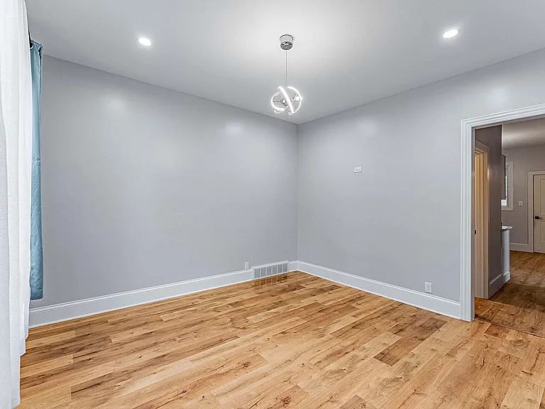1330 Ridgeland Ave — Photo 3