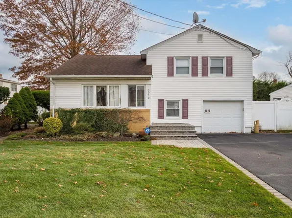 2070 Shoreham Way, Merrick, NY 11566