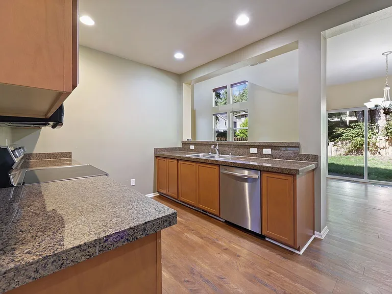 1094 Ebbets Dr SW — Photo 12