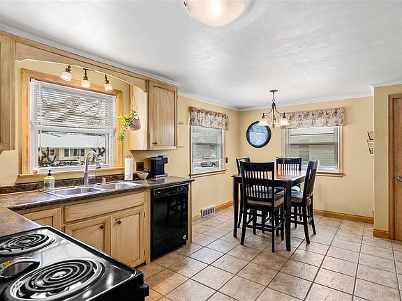 Kitchen & Dining Area