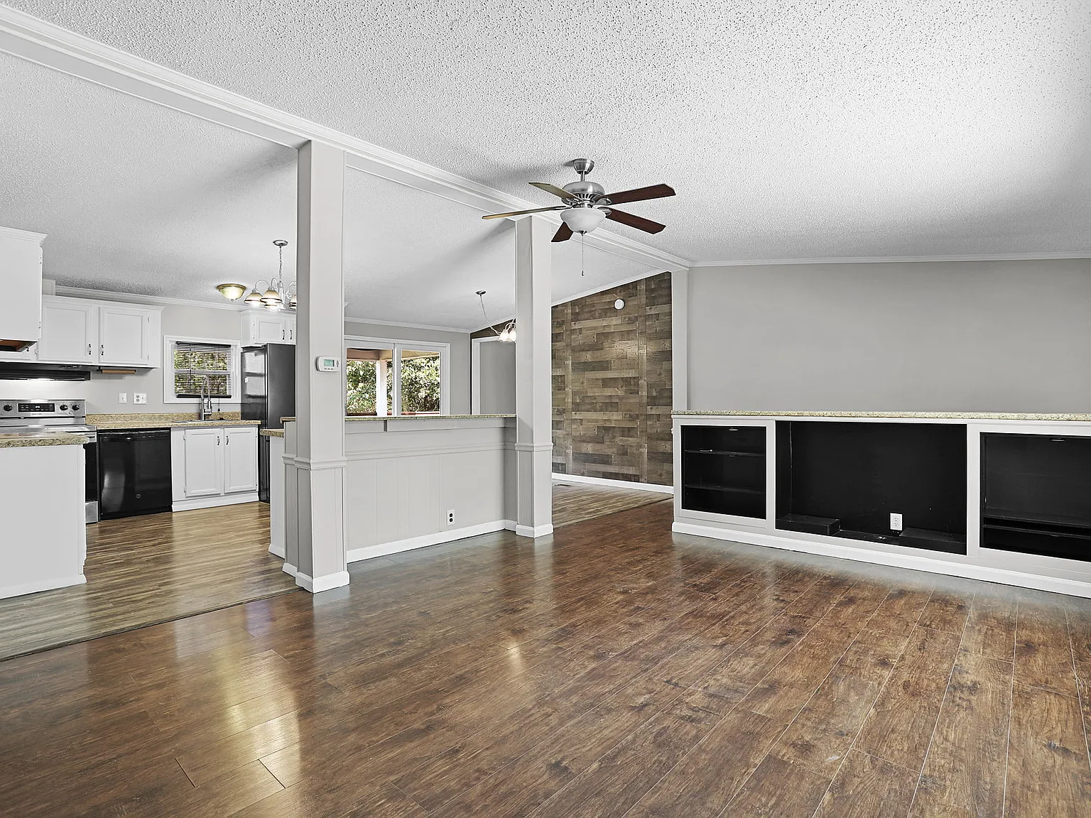 4 bed, 2000 sqft, $2,100 — Photo 2